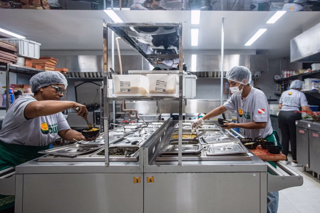 Fini les portes sous l&rsquo;évier : la tendance rétro qui révolutionne les cuisines en 2027